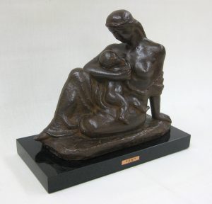 「保田龍門/母子像」1928年、ブロンズ、H25cm